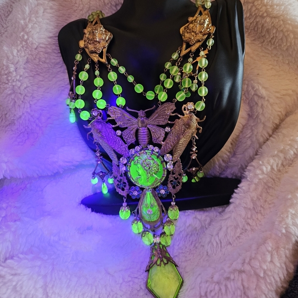 Stunning Glow Czechoslovakian Lime Green Crystals - Picture 1 of 9